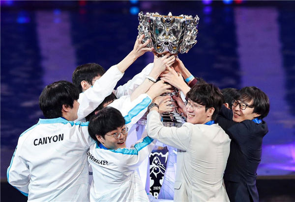 Scout 经常被 Flandre 锁定，双星崔晓君和 Hope 得到了很多分数。 Anyone's Legend 赢得了第一场比赛