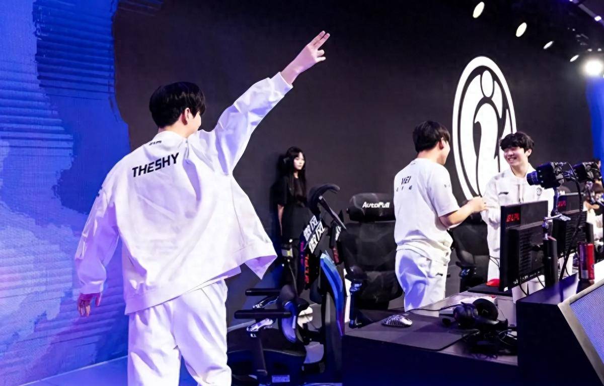Team WE 和 Bilibili Gaming 在 LPL Split 2 2025 中击败对手