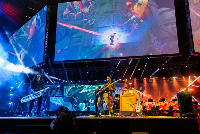 三核协作！ Zeus 杰斯重拾状态，两位C位稳稳收割 Hanwha Life Esports 的首局，击溃 KT Rolster